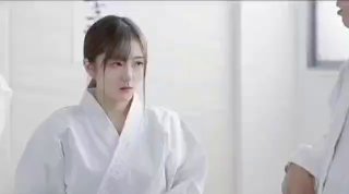 娇小玲珑萝莉范小美女好赞啊 逼毛浓密黑黝黝 不停吞吸鸡巴销魂很爽 一会操穴一会抠逼 后入深深猛操水印